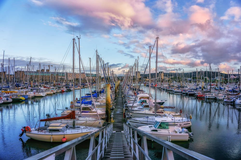 bootjes in de haven van Cherbourg aan het eind van de middag. De lucht is nog blauw en de wolken kleuren roze.