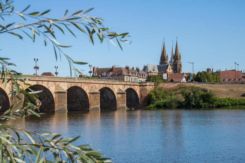 Moulins Auvergneshutterstock 1191440491, Bezienswaardigheden in Allier