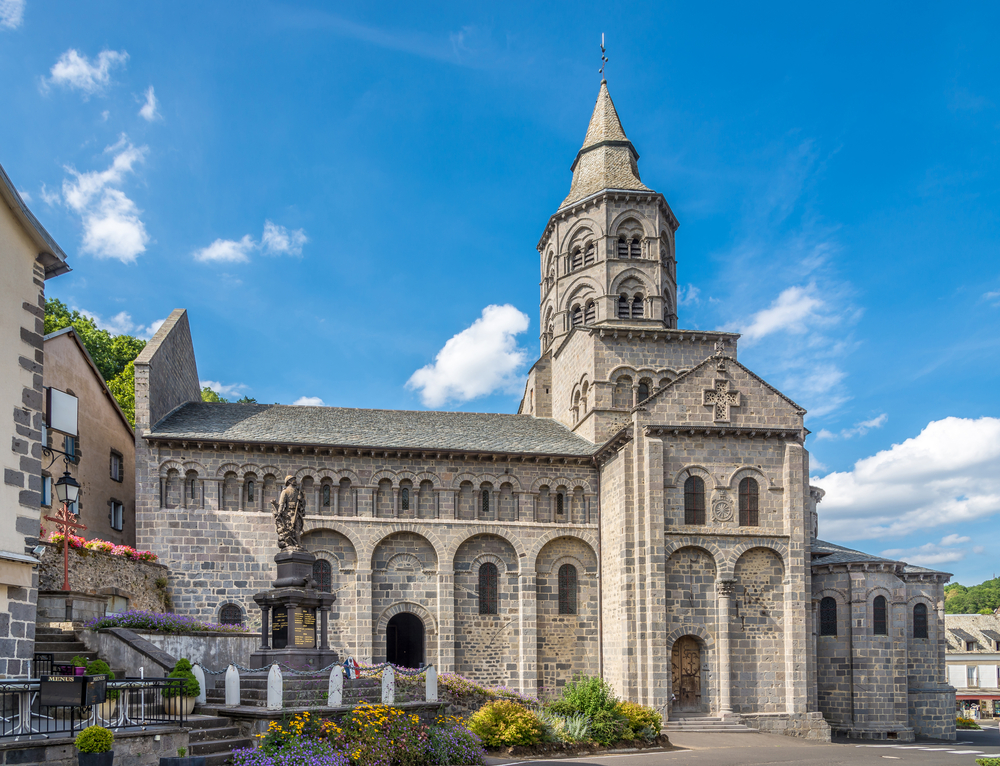 Orcival Auvergne shutterstock 516070720, auvergne