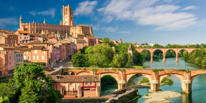 Albi Tarn shutterstock 423353290 2, Campings aan een rivier in Frankrijk