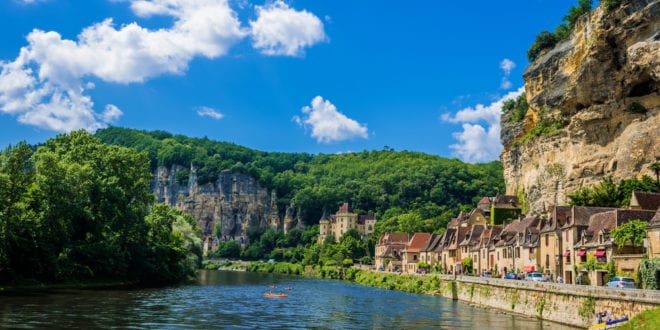 La Roque Gageac Dordogne dorpen shutterstock 113667865,