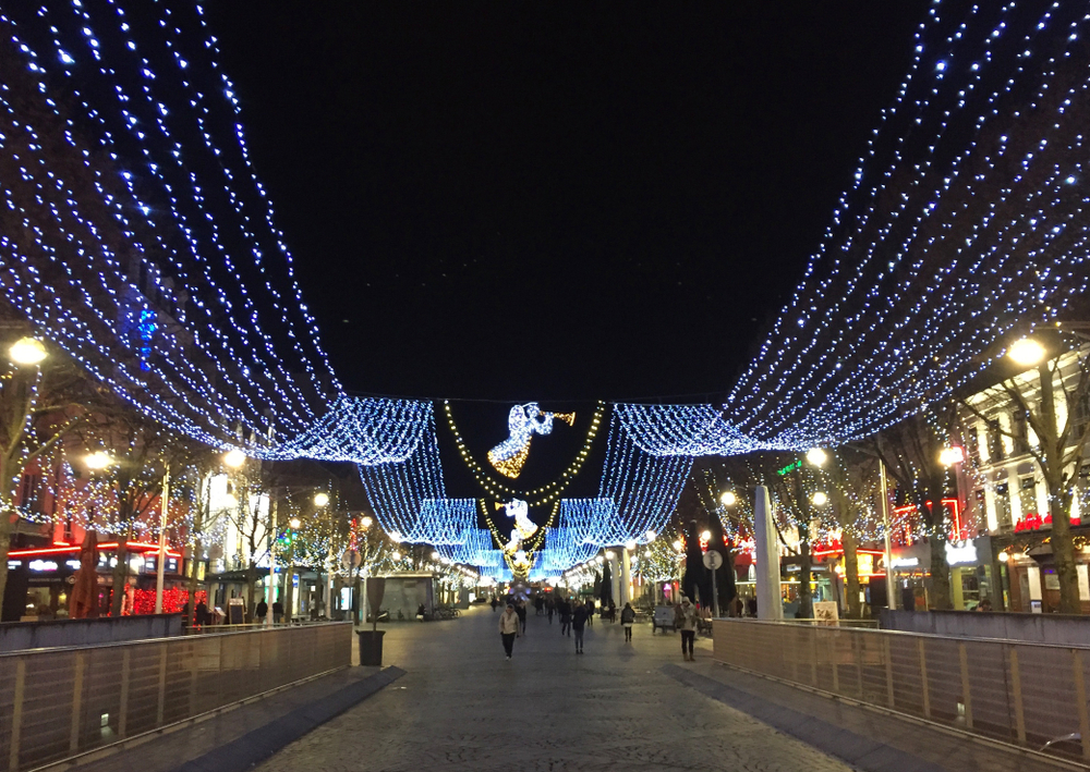 verlichte straat tijdens de kerstmarkt in Reims
