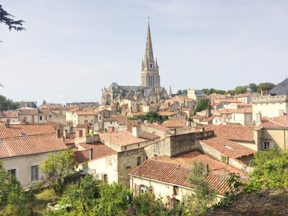 kathedraal met kerktoren die boven de huizen in het dorpje Fontenay-le-Comte in de Vendée uitsteekt