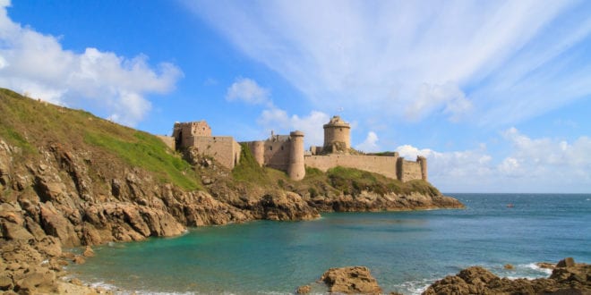 Fort la Latte Bretagne shutterstock 86858098, campings Bretagne aan zee