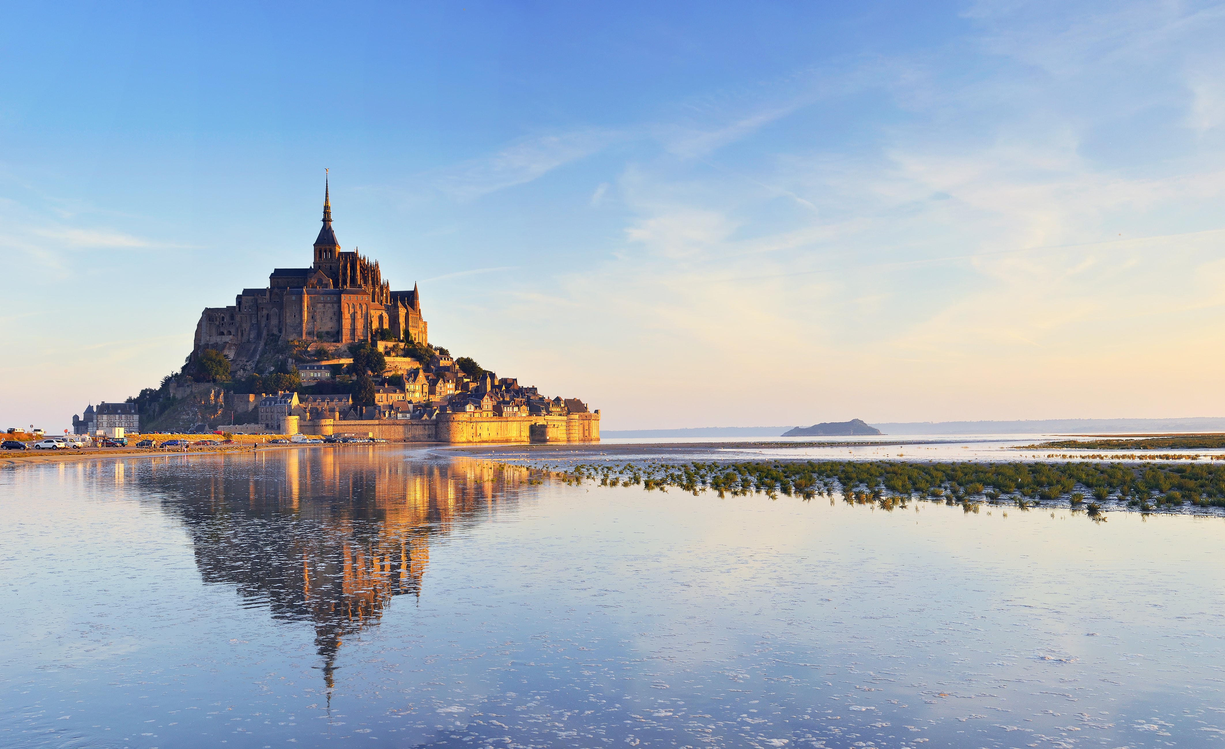 Foto vanaf het water met uitzicht op het eiland en de abij van Mont Saint-Michel.