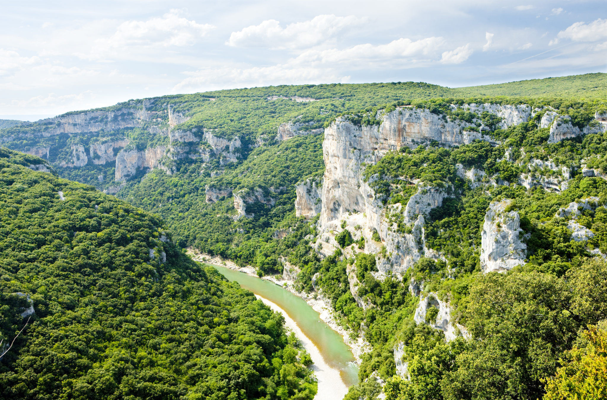 de rivierkloof Gorges de l’Ardèche gezien van bovenaf