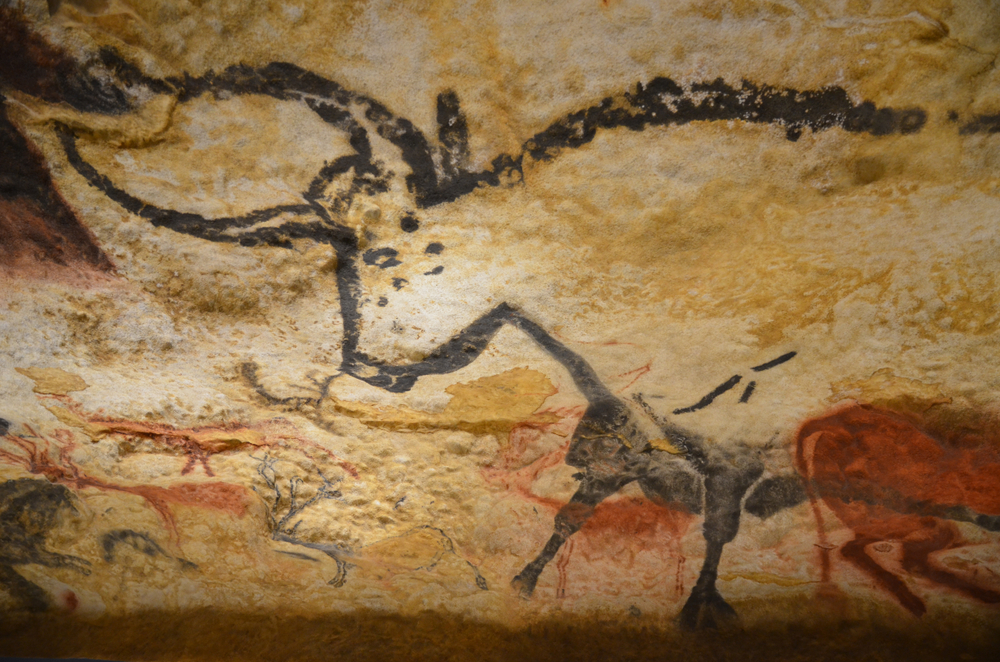 Zwart en rood geschilderde tekening van een stier in de Grotten van Lascaux.