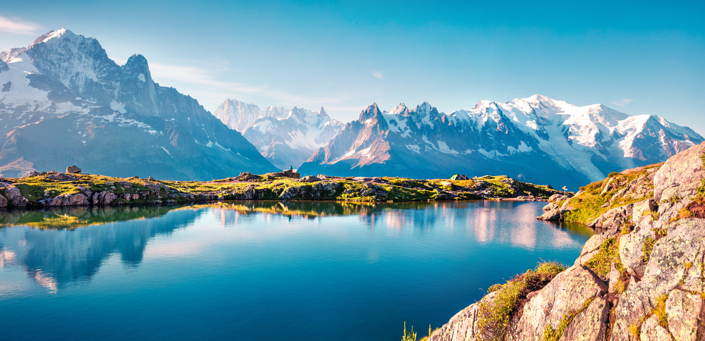 Lac Blanc, weerspiegelend meer omgeven door rotsen en besneeuwde bergtoppen