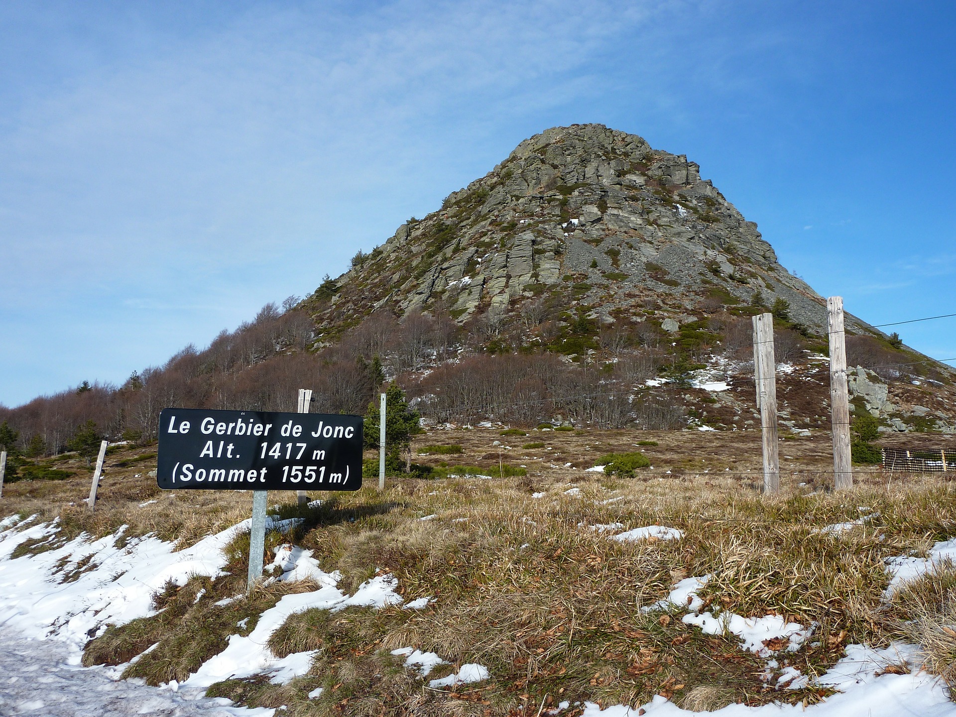 een somber uitziende berg genaamd  Mont Gerbierd-de-Jonc met beneden wat sneeuw 