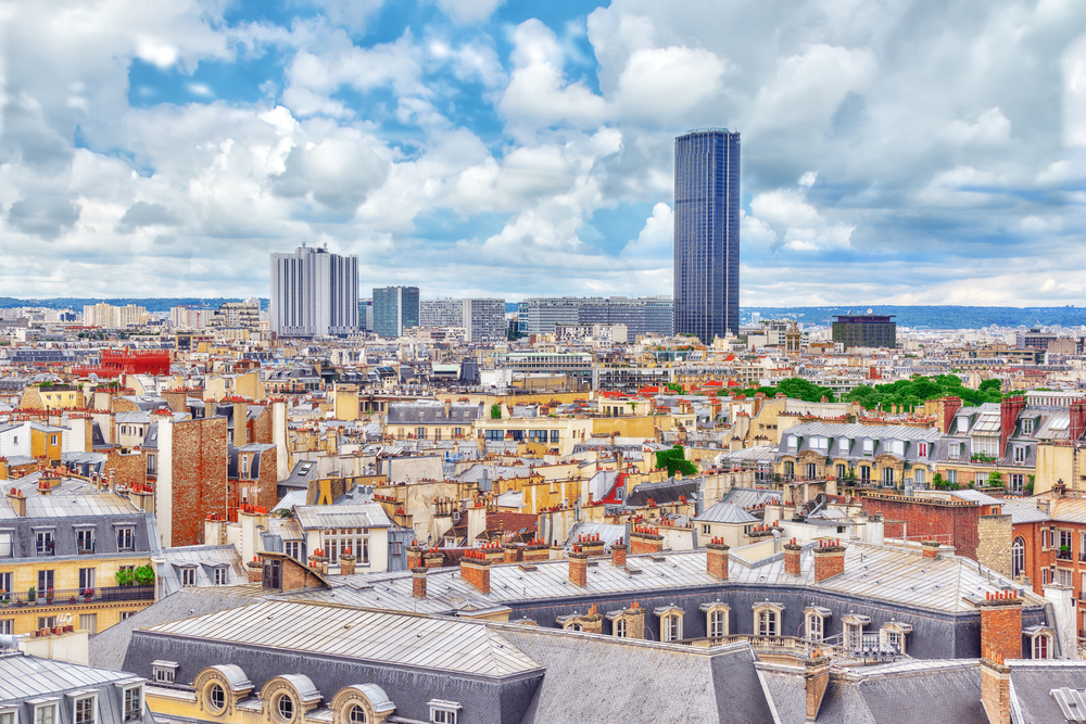 Uitzicht op de kleurrijke daken van huizen en enkele hoge flats in de wijk Montparnasse.
