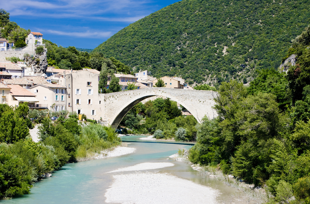 brug over een bijna droogstaande rivier in een groene omgeving bij het stadje Nyons in de Drôme