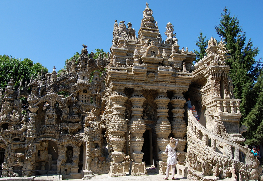 het Palais Idéal in het plaatjse Hauterives in de Drôme met enkele toeristen op een zonnige dag