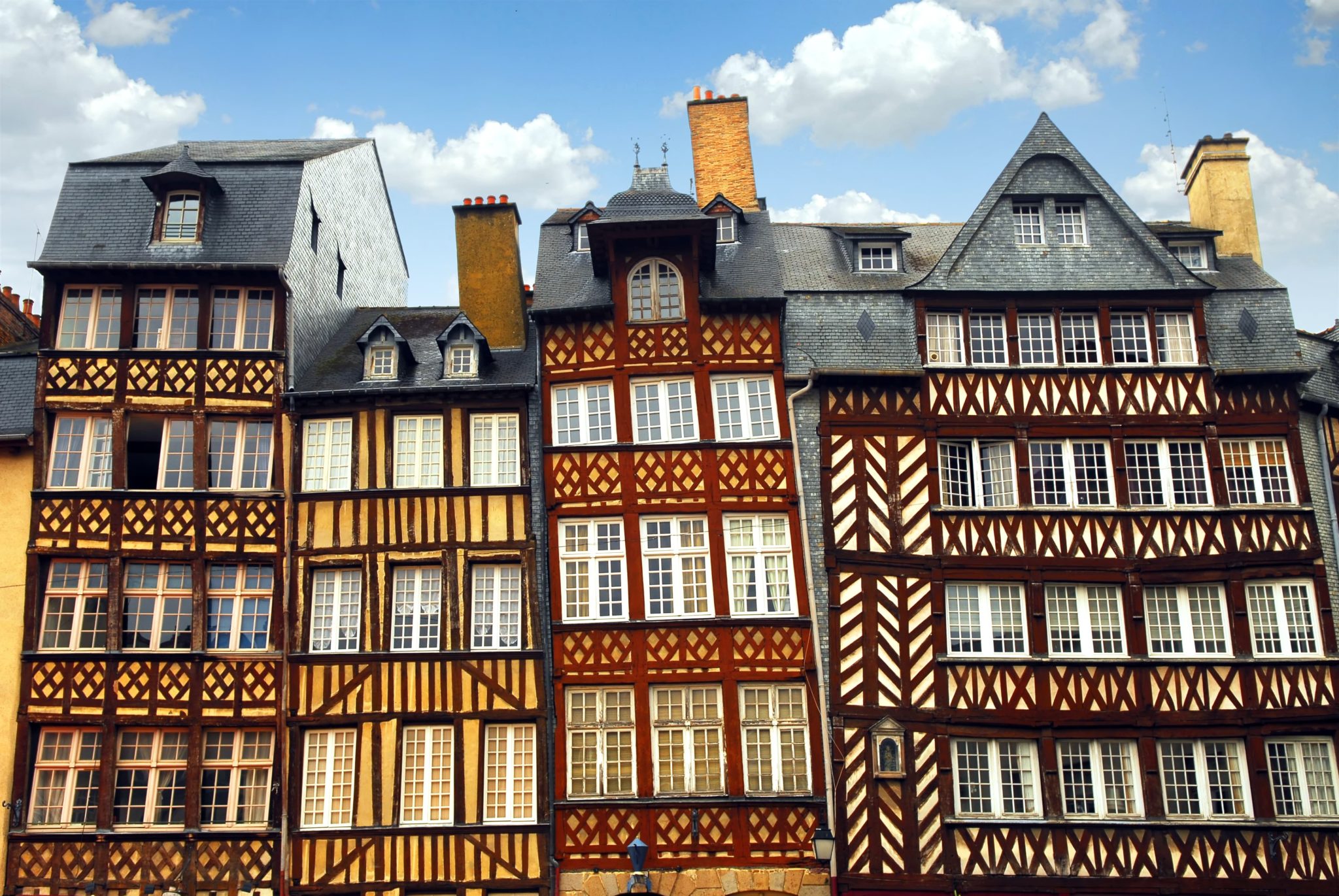 Foto van historische rood, geel en bruin gekleurde vakwerkhuizen in Rennes.