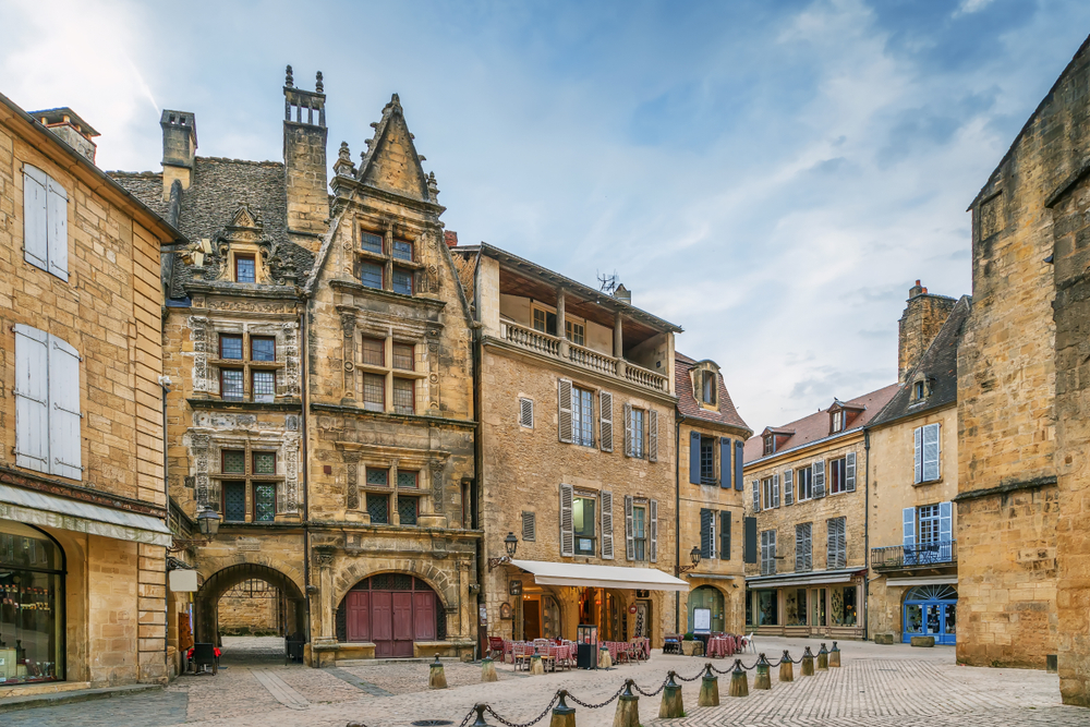 Middeleeuwse huizen in Sarlat gelegen aan een paadje.