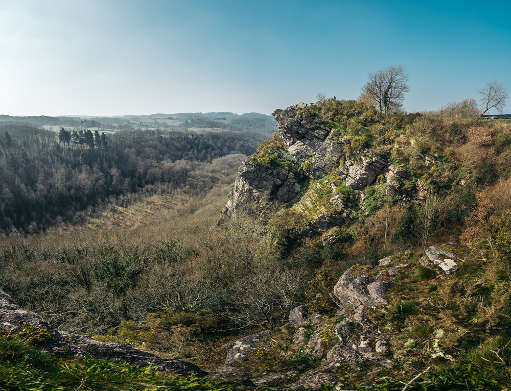 ruige natuur met rotsen, heuvels en bomen in de Calvados