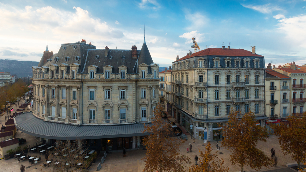 gebouwen en een plein met terras in de stad Valance in de Drôme