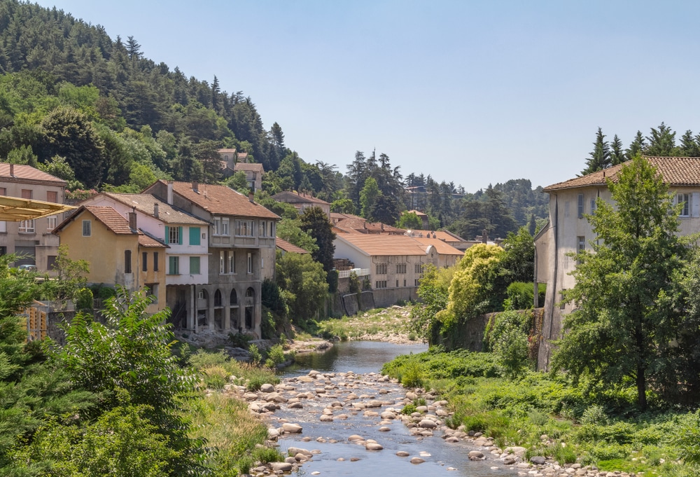 rivier en groene omgeving met huizen aan de kant in het kuuroord Vals-les-Bains in de Ardèche
