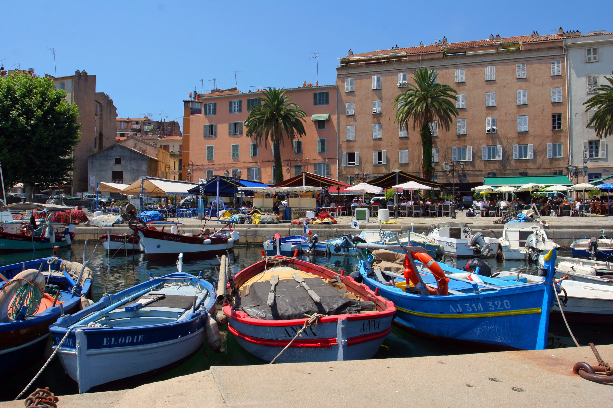 gekleurde vissersbootjes in de haven van Ajaccio, Corsica