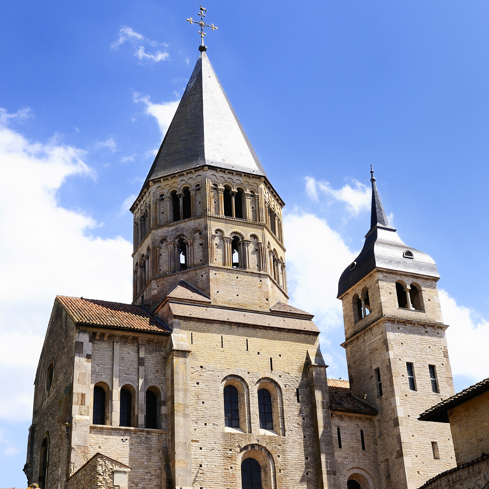 toren van de abdij in Cluny in de Bourgogne