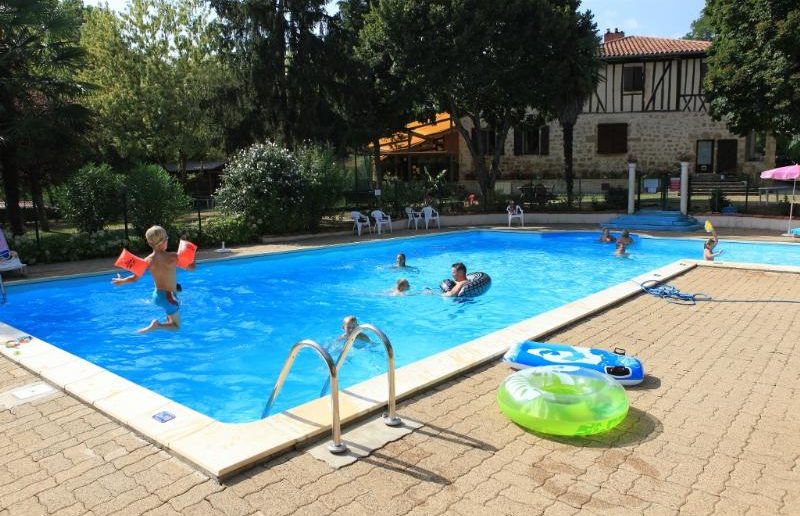 kinderen en een volwassene in het zwembad op camping Le Domaine du Castex