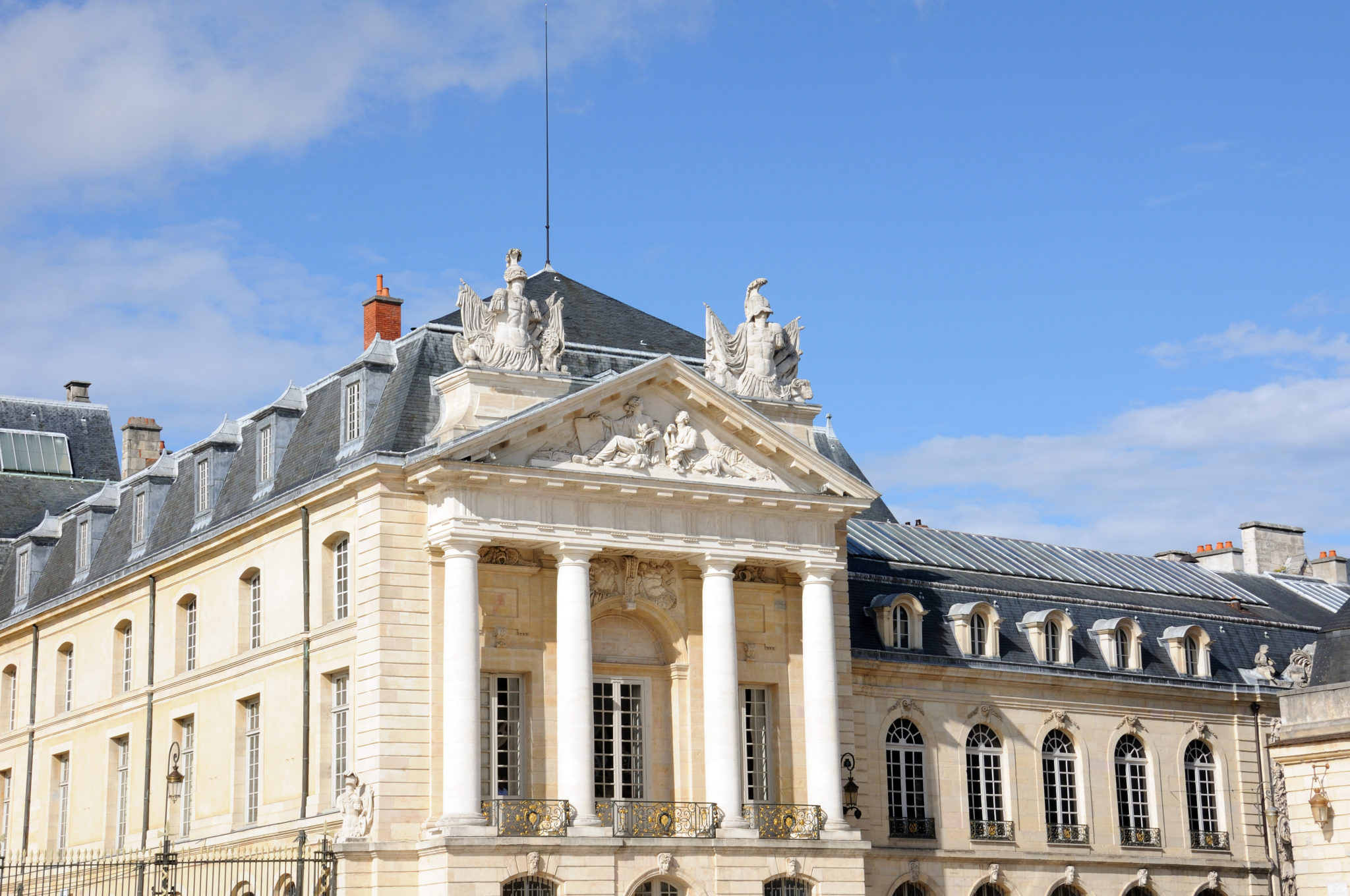 Palais des ducs de Bourgogne Dijon shutterstock 83465665, Dijon