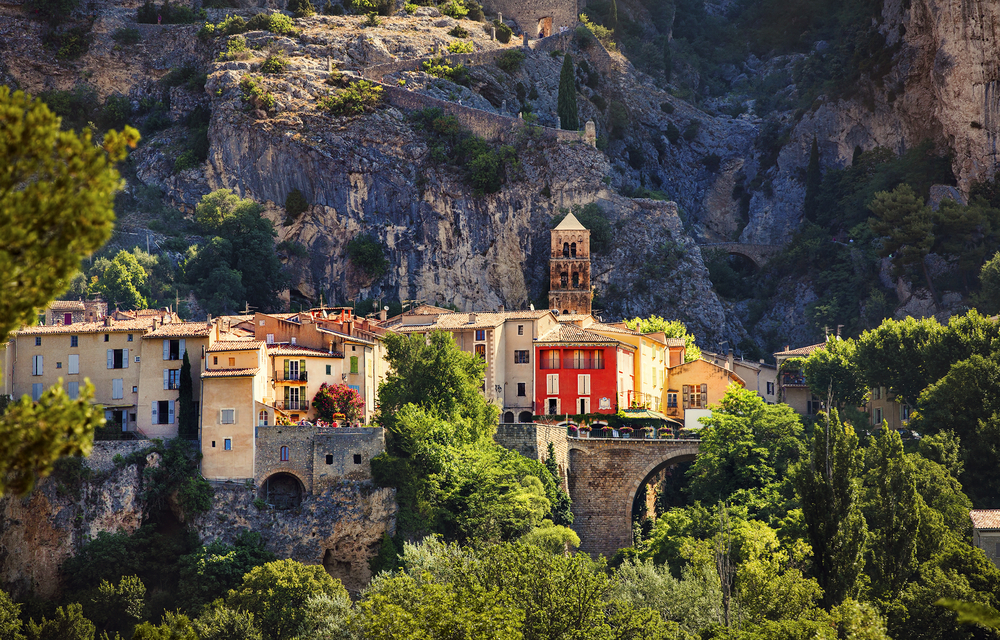 Moustiers Sainte Marie Gorges du Verdon shutterstock 565169767, Bezienswaardigheden in de Alpes-de-Haute-Provence