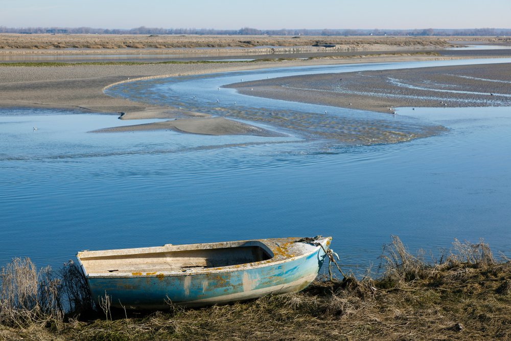 foto van een versleten bootje dat op het droge ligt aan de baai van de Somme