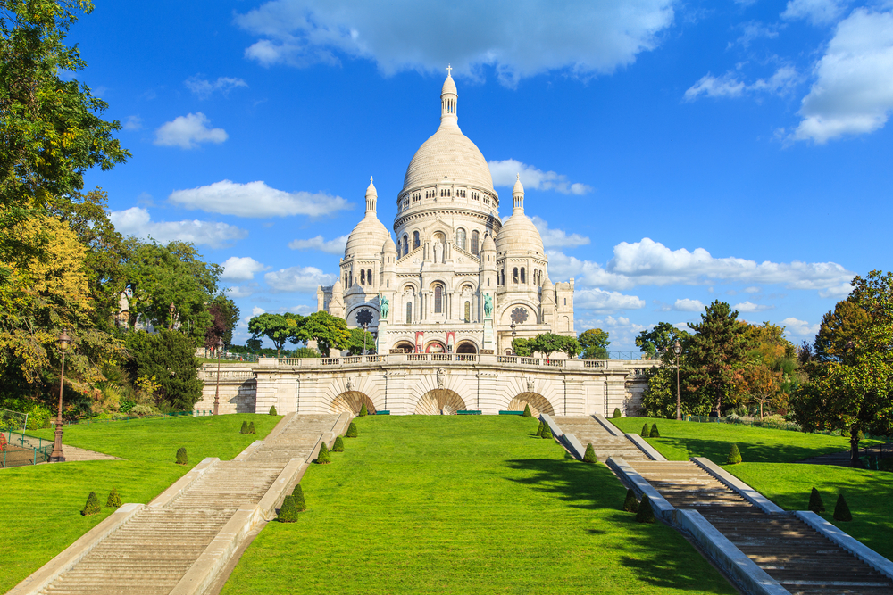 de Sacré Coeur op de heuvel Montmatre, zonder dat er mensen op de heuvel lopen