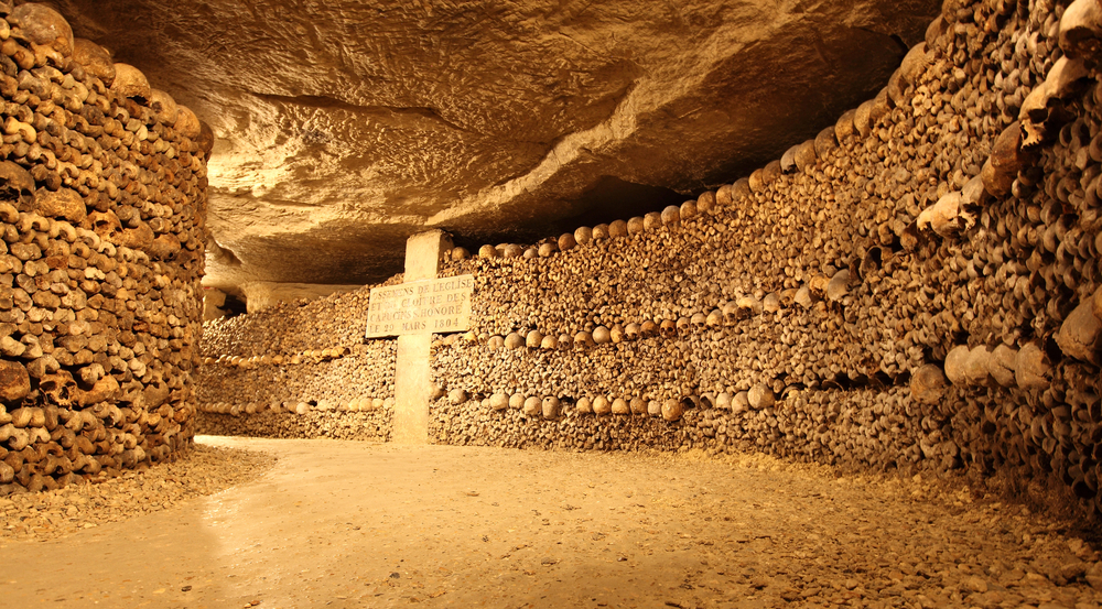 gang in de ondergrondse begraafplaatsen van Les Catacombes in Parijs
