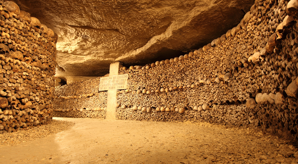 ondergrondse tunnel van Les Catacombes in Parijs