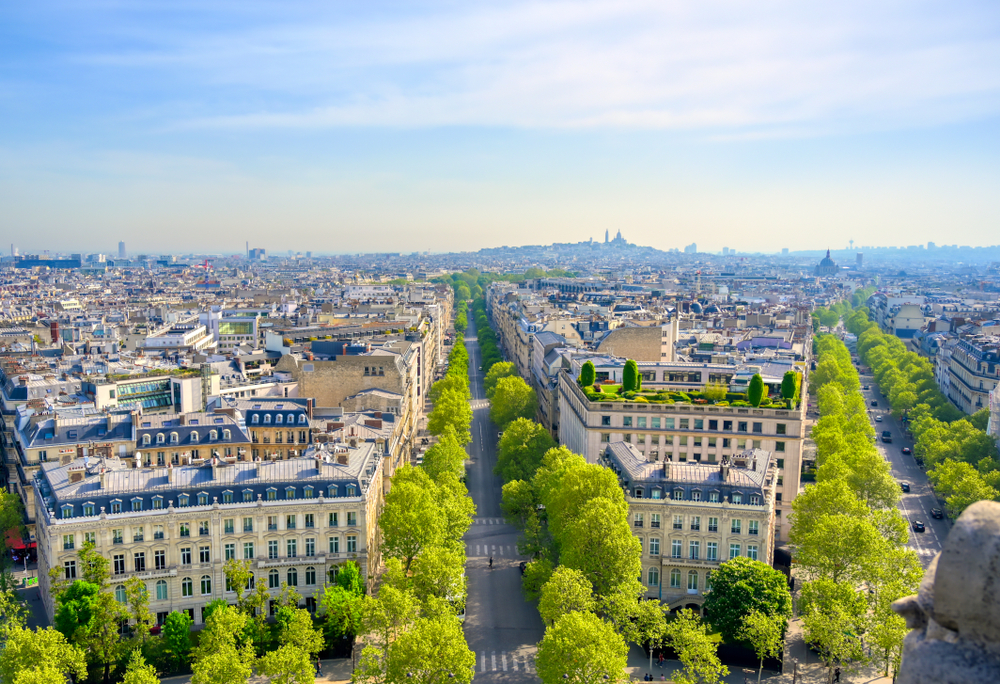 de Champs-Élysées gezien van bovenaf op een redelijk rustige dag
