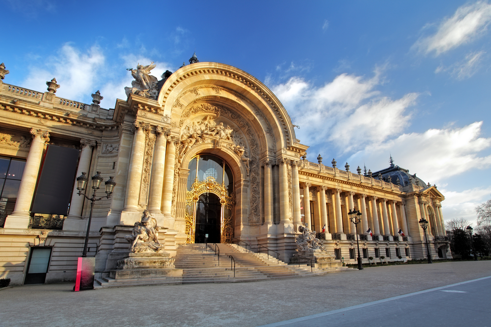 de sierlijke voorkant van het Petit Palais in Parijs