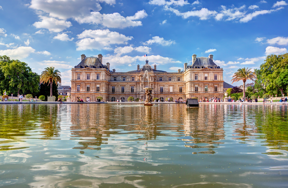 foto genomen van net boven een vijver met uitzicht op een imposant gebouw daarachter in de Jardin du Luxembourg in Parijs