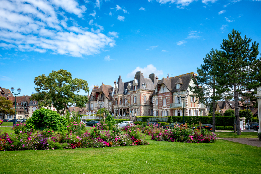 villa's en een groen parkje met bloemen en struiken in Le Touquet-Paris-Plage 