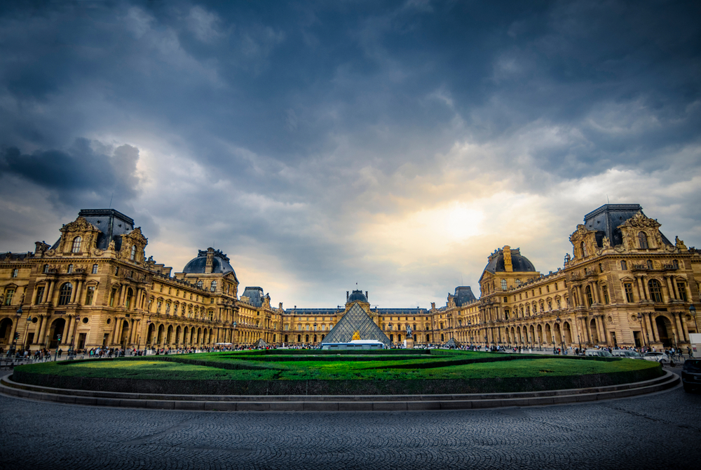 het Louvre op een zwaarbewolkte dag