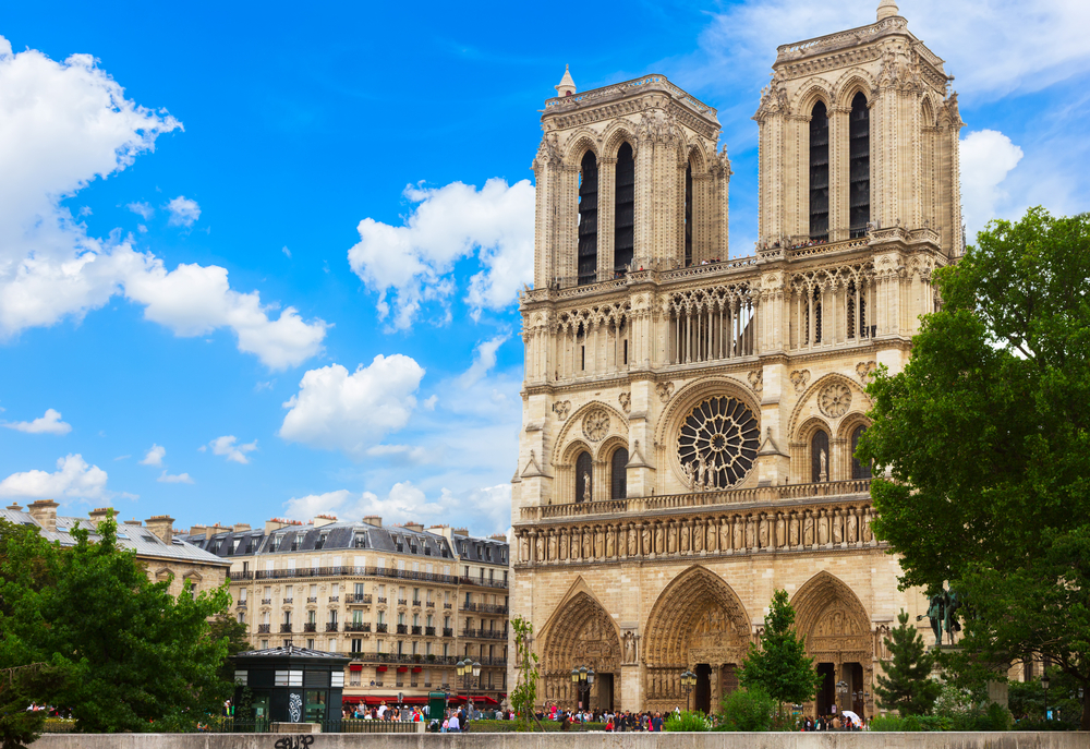 De Notre Dame op een zonnige dag met enkele wolken, voordat de brand er was uitgebroken.