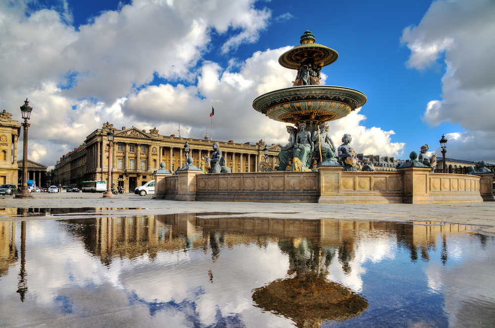 waterplas en fontein op het Place de la Concorde in Parijs