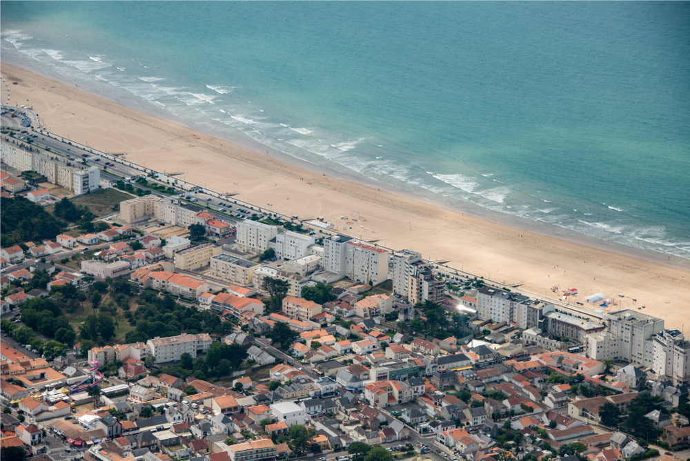 huizen en hoogbouw grenzend aan het strand en de zee in Saint-Jean-de-Monts in de Vendée