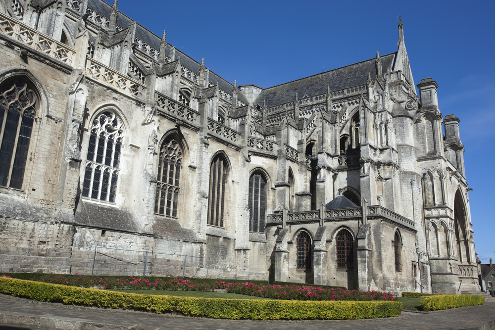 grijze kathedraal in Saint-Omer 