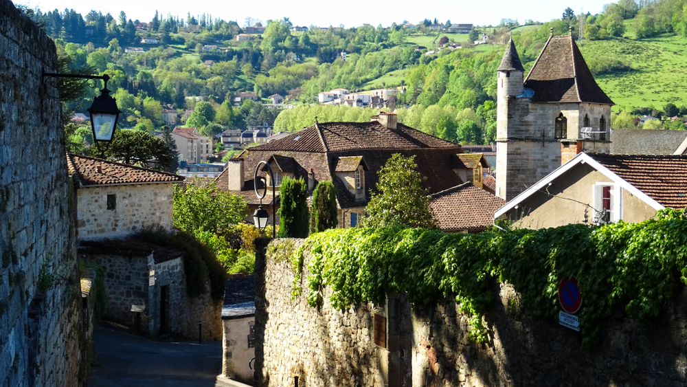 een leeg straatje gelegen in de schaduw op een zonnige dag in Figeac