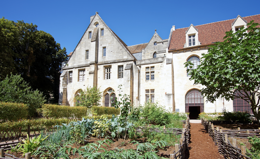 Abdij van Royaumont Île de France shutterstock 474048598, bezienswaardigheden in île-de-France