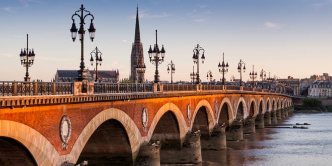 Pont de Pierre Bordeaux shutterstock 240209116, Atlantische kust Frankrijk