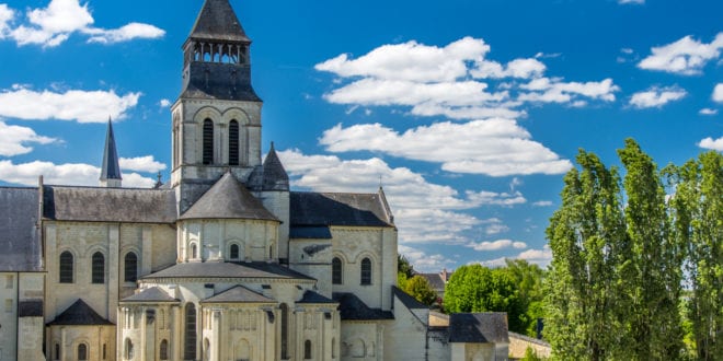 Abdij van Fontevraud Pays de la Loire shutterstock 653821252, Campings aan een rivier in Frankrijk