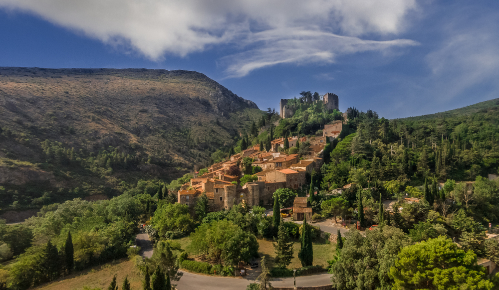 het stadje Castelnou gebouwd op een heuvel in de ruige natuur met rondom bos en heuvels
