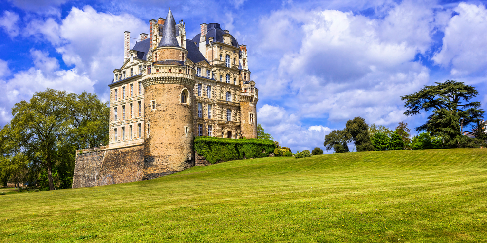 Château de Brissac Pays de la Loire shutterstock 663405370, Bezienwaardigheden in Maine-et-Loire