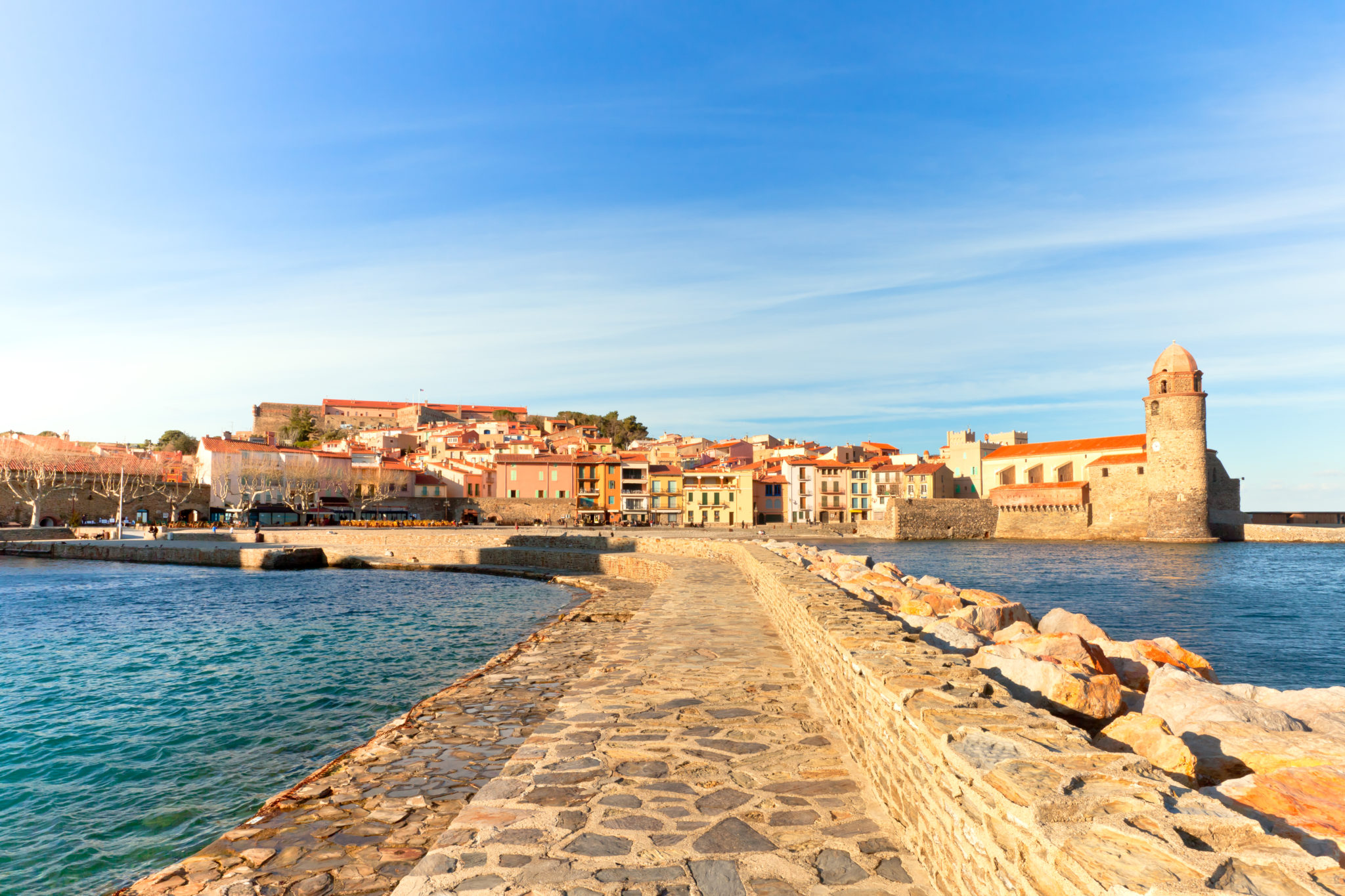 stenen pad gelegen in zeewater dat leidt naar het stadje Collioure