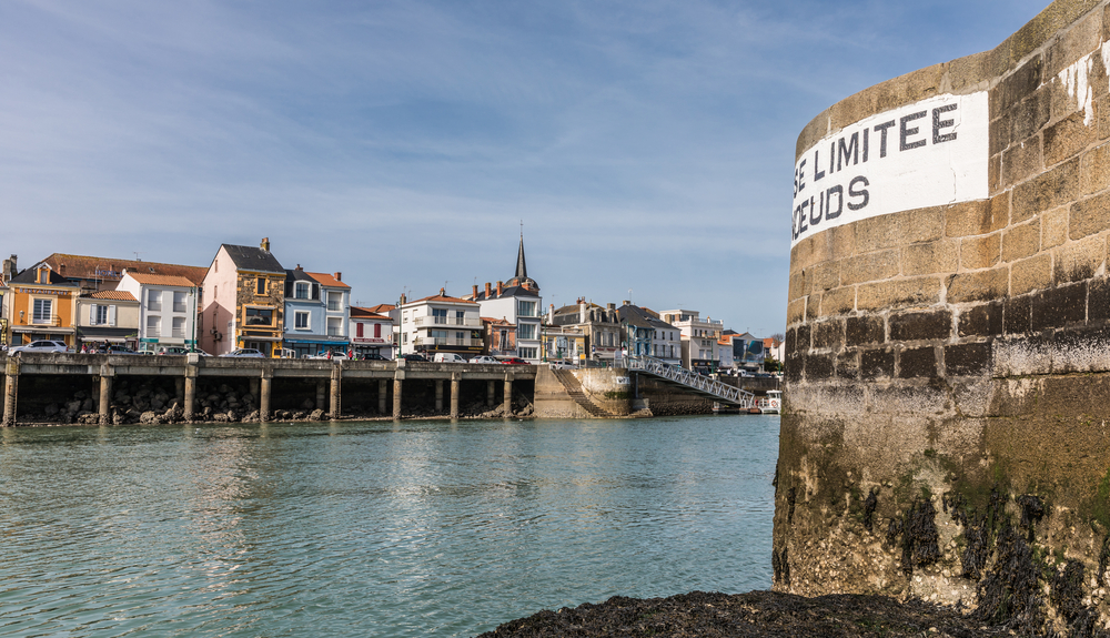 de kade van Les Sables d’Olonne met gekleurde huizen, auto's en op de voorgrond water