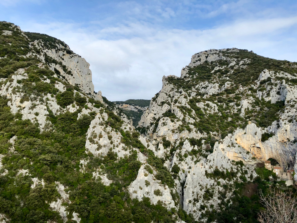 een deel van de kloof Gorges de Galamus met begroeide rotsen