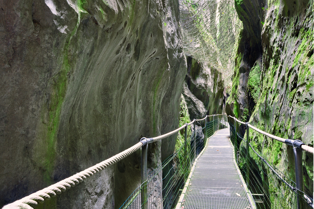 lege loopbrug met touwen door een smalle kloof in de Gorges de la Fou