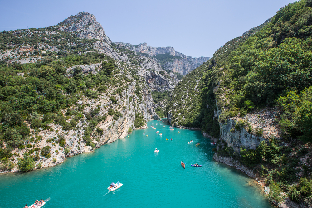 kano's en waterfietsen op een zonnige dag op het azuurblauw water in de Gorges du Verdon